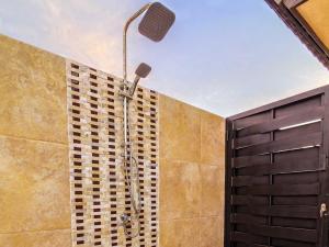 棕榈滩金色别墅式酒店的一间带淋浴的浴室,墙上有扬声器