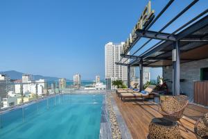 岘港Adela Boutique Hotel - Infinity Pool的建筑物屋顶上的游泳池