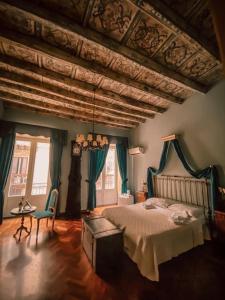 巴勒莫蒂卡巴勒莫住宿加早餐旅馆的一间卧室设有一张大床和木制天花板