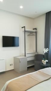 马尔萨拉Casa Umeli的一间卧室配有一张床,墙上配有电视