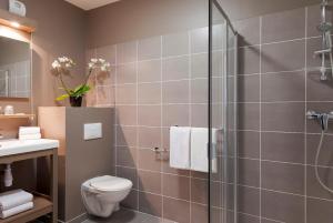 安纳马斯Nehô Suites Porte de Genève的带淋浴、卫生间和盥洗盆的浴室