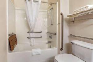 迪比克MainStay Suites Dubuque at Hwy 20的带淋浴和卫生间的白色浴室
