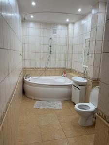 尼古拉耶夫2-комнатная квартира на Соборной的带浴缸、卫生间和盥洗盆的浴室
