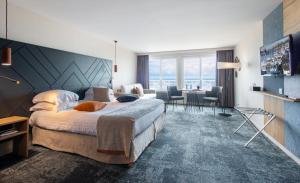 维姆勒大西洋酒店的酒店客房设有一张大床和一台电视。
