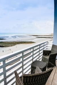 维姆勒大西洋酒店的阳台配有两把椅子,享有海滩美景