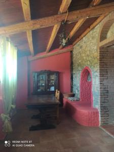 阿尔布斯Il Nuraghe的一间房间,配有桌子和粉红色椅子