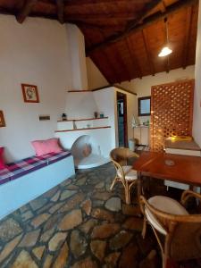 KoumeikaBeautiful house wiht sea view in Samos Island的配有一张床和一张桌子及椅子的房间