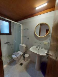 KoumeikaBeautiful house wiht sea view in Samos Island的浴室配有卫生间、盥洗盆和淋浴。