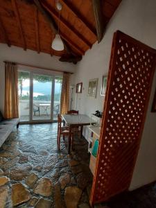 KoumeikaBeautiful house wiht sea view in Samos Island的客厅设有桌子和石头地板。