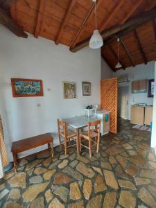 KoumeikaBeautiful house wiht sea view in Samos Island的一间厨房,里面配有桌椅