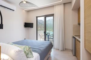 巴利恩Mira Mare Luxury Residence的一间卧室设有一张床和一个大窗户