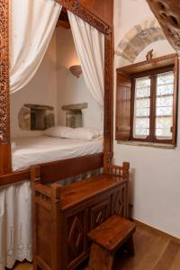 阿莫尔戈斯Itonia House的一间卧室配有双层床和镜子