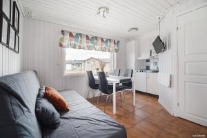 博登First Camp Björknäs-Boden的客厅配有沙发和桌子