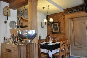 Trun卡萨托迪餐厅酒店的一间带桌椅的用餐室和一间带木墙的房间