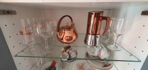 英格兰海滩Apartment Caracol的玻璃架,带酒杯和水壶