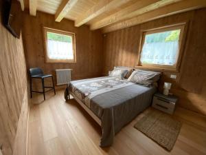坎波罗索因瓦尔坎纳尔Chalet Camporosso Rosenstein的小木屋内一间卧室,配有一张床