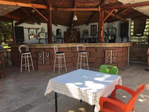 帕莫卡莱乌云姆酒店的厨房设有带凳子和桌子的酒吧
