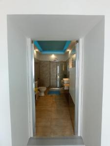 OlymposAnemos Guest House Karpathos的浴室设有2个水槽和2个卫生间