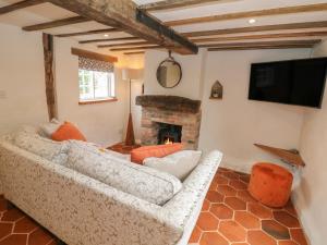 NorwellAuld Cottage的客厅配有白色沙发和壁炉