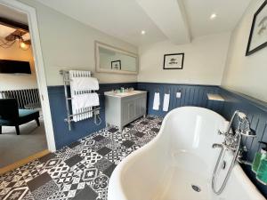 戴德姆The Marlborough Dedham的带浴缸和盥洗盆的浴室