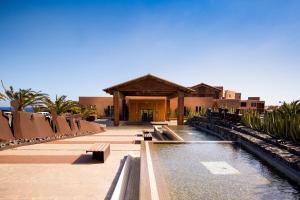 圣米格尔德阿沃纳Barceló Tenerife Royal Level的一个带游泳池和大楼的度假胜地