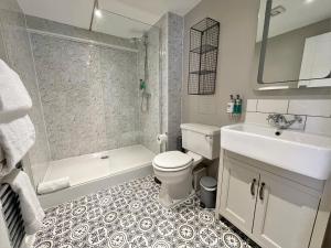 戴德姆The Marlborough Dedham的浴室配有卫生间、盥洗盆和淋浴。