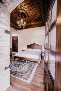培拉特Beratino Hotel的一间卧室设有一张床和石墙