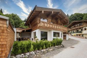 菲根Naturlodge Tirol - Naturverbunden im Zillertal的木屋,设有木屋顶