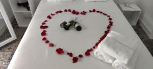 蓬塔翁布里亚VACACIONES DUQUE GALEY的红玫瑰制成的心,在床上