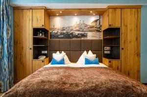 帕绍帕骚市公寓酒店的一间卧室配有一张带蓝色枕头的大床
