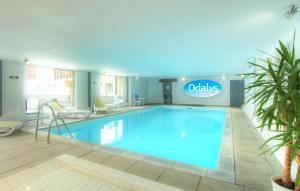 莱德萨阿尔卑斯奥达尔伊白熊公寓式酒店的在酒店房间的一个大型游泳池