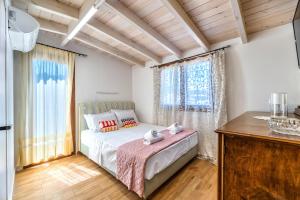 Káto ArkhánaiGUEST HOUSE APHRODITE的一间卧室设有一张床和一个大窗户