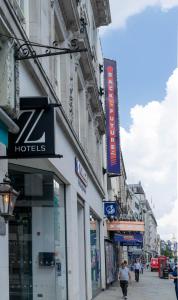伦敦The Z Hotel Strand的一条拥有许多商店和建筑的城市街道