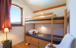 莫里永Résidence Odalys Le Buet的一间带双层床和椅子的小卧室