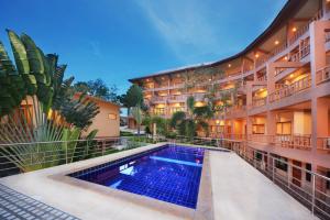 哈德姚Haad Yao Bayview Resort & Spa - SHA plus Certified的享有酒店庭院和游泳池的景色