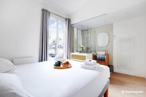 巴黎CMG Gaite - Montparnasse的白色的卧室配有一张白色的大床和镜子
