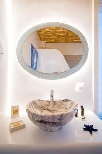 卡马利La Belle Vie - Santorini - Adults Only的一间带大理石水槽和镜子的浴室