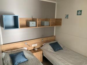 耶泽拉LunaSky Murter Mobile Home的小房间设有两张床和电视