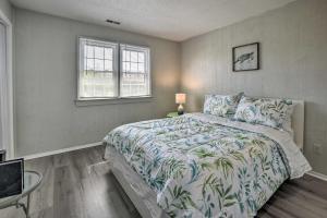 橡树岛Oak Island Beach Abode with Deck Walk to Shore!的一间卧室设有一张床和一个窗口