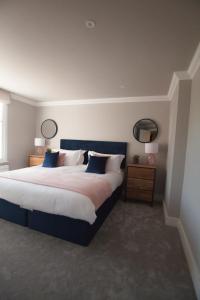 约克10 Bootham House - luxury city centre apartment with free parking for one car的一间卧室配有一张大床和两面镜子