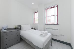 Nottingham City Centre Short Stay Apartments with Parking客房内的一张或多张床位