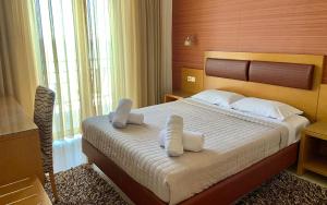 卡拉马塔弗斯霍斯酒店的卧室配有带白色枕头的大床
