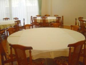 KaiyoSabi Katayama - Vacation STAY 56437v的用餐室配有桌椅和白色桌子