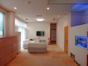 KaiyoSabi Katayama - Vacation STAY 56437v的带沙发和电视的客厅