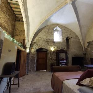 BulbuenteCastillo-Palacio de Bulbuente的石头建筑中一间带床的卧室