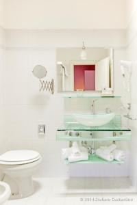 罗马皮兰德洛别墅酒店的白色的浴室设有水槽和卫生间。