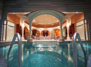 大西洋城Ocean Casino Resort的酒店内游泳池,里面装有白色椅子