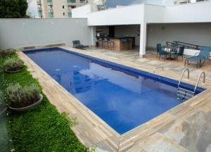 乌贝兰迪亚Gran Executive Hotel的大楼内的一个蓝色海水游泳池