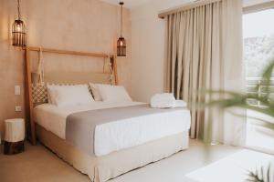帕尔加elia boutique hotel的卧室配有带白色枕头的大床