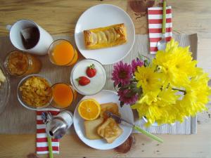 巴勒莫赛拉菲诺住宿加早餐旅馆的餐桌上摆放着早餐食品和橙汁盘